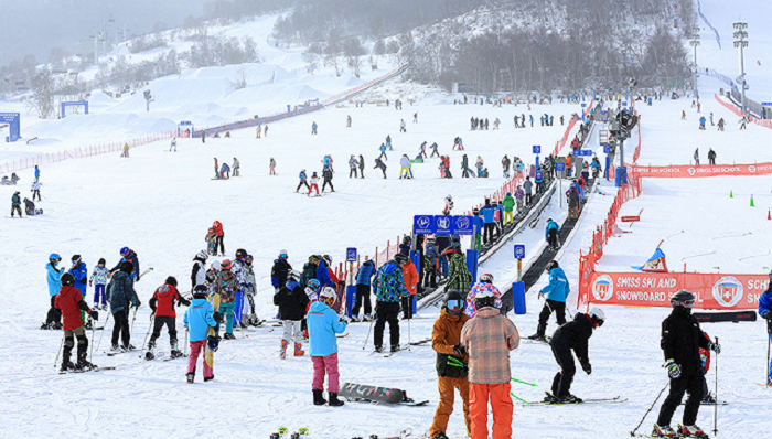 Du khách tham gia hoạt động trượt tuyết tại công viên trượt tuyết Vân Đỉnh ở thị trấn Sùng Lễ (thành phố Trương Gia Khẩu, tỉnh Hà Bắc, Trung Quốc). (Ảnh: Ifeng)