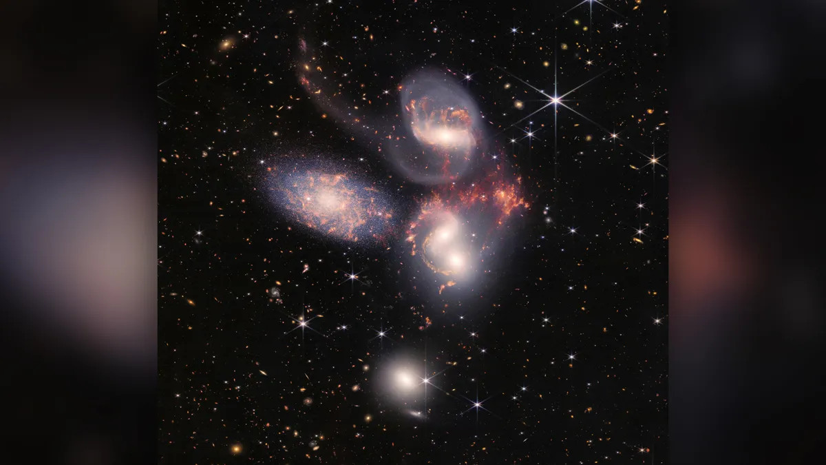 Stephan's Quintet, một nhóm gồm năm thiên hà liên kết chặt chẽ nằm cách Trái Đất cỡ 290 triệu năm ánh sáng trong chòm sao Pegasus. Bốn trong số các thiên hà trên liên kết chặt chẽ với nhau, rồi liên tục lao qua nhau khởi sinh những vụ va chạm làm cong từ trường, kéo dài khoảng cách các ngôi sao đang nằm giữa chúng. (Ảnh: NASA)