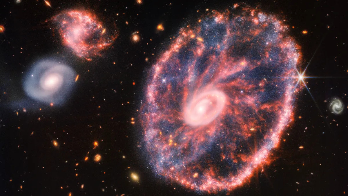 Thiên hà Bánh xe ngựa nằm cách Trái đất khoảng 500 năm ánh sáng, là một thiên hà xoắn ốc ngoạn mục được bao phủ bởi bụi khí nóng. Trước đây, nó có thể trông rất giống Thiên hà Milky Way, tuy nhiên một vụ va chạm cổ xưa với một thiên hà nhỏ hơn đã khiến nó có hình dạng giống bánh xe ngựa đặc biệt như vậy. (Ảnh: NASA)