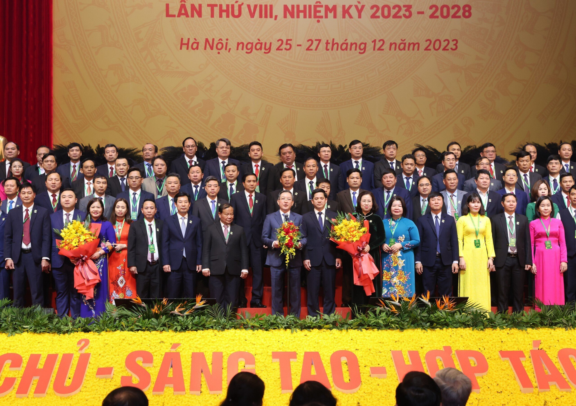 Ban Chấp hành Trung ương Hội Nông dân Việt Nam khóa VIII ra mắt Đại hội.