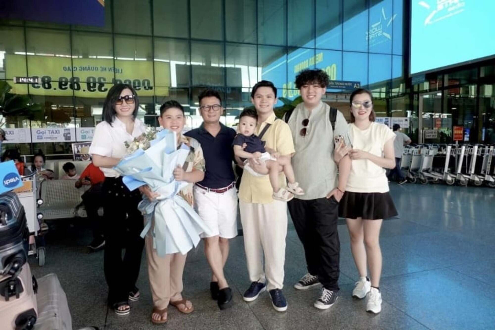 Tháng 6 năm nay, Trizzie đưa ba con trai về Việt Nam và vui vẻ gặp gỡ gia đình mới của chồng cũ - ca sĩ Bằng Kiều.