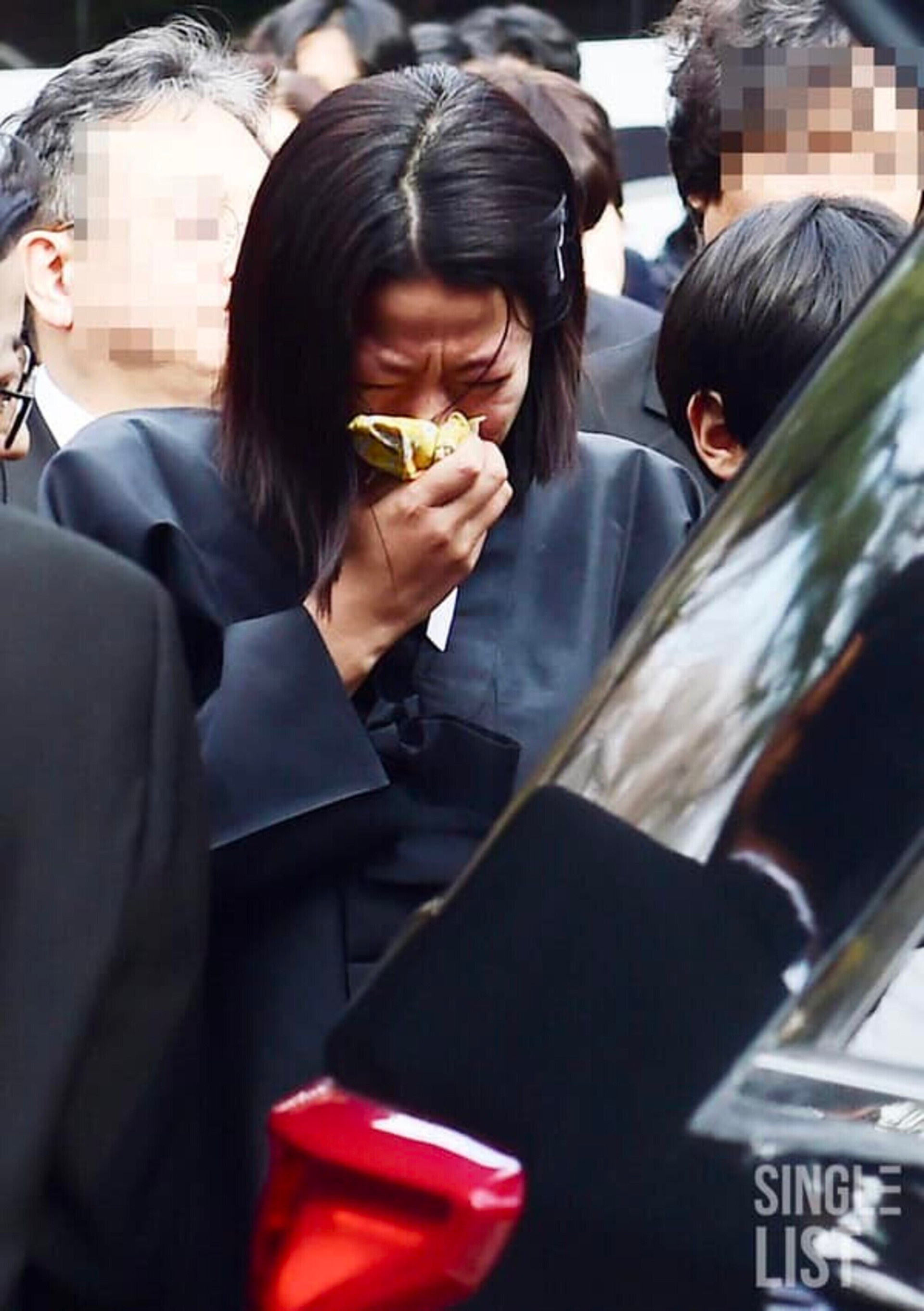 Nữ diễn viên Jeon Hye Jin khóc nghẹn trong lễ tang của chồng.
