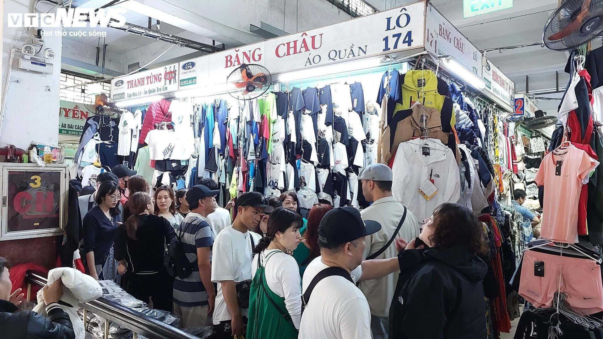 Khách nước ngoài nườm nượp đổ về 'chợ quốc tế' Đà Nẵng ngày cuối năm - 8