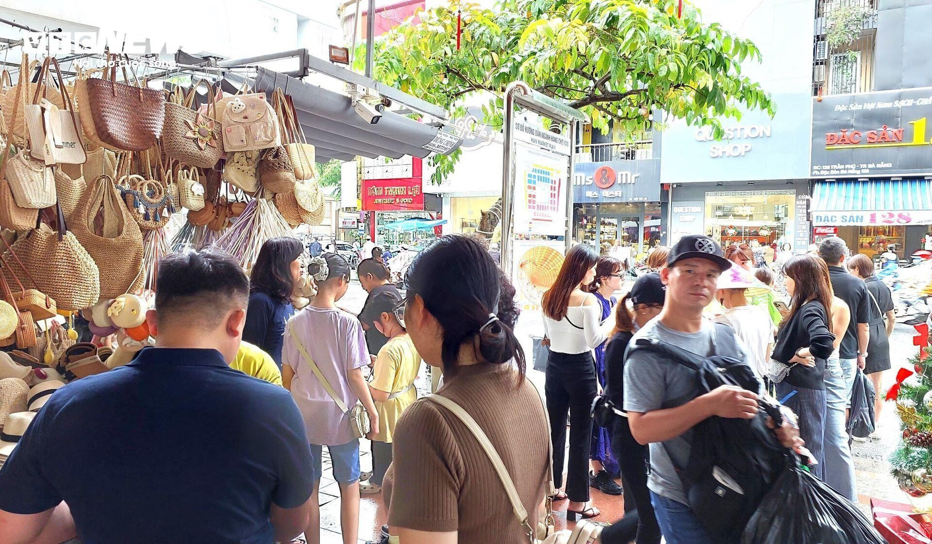 Khách nước ngoài nườm nượp đổ về 'chợ quốc tế' Đà Nẵng ngày cuối năm - 3