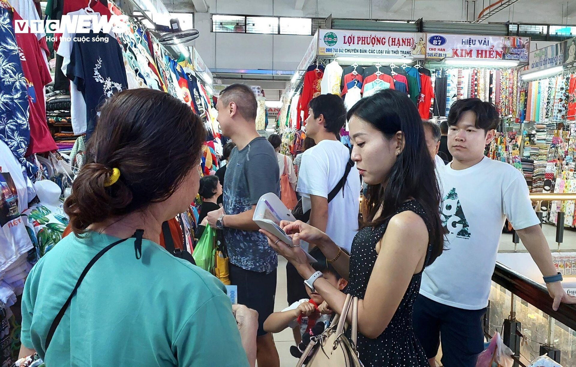 Khách nước ngoài nườm nượp đổ về 'chợ quốc tế' Đà Nẵng ngày cuối năm - 7