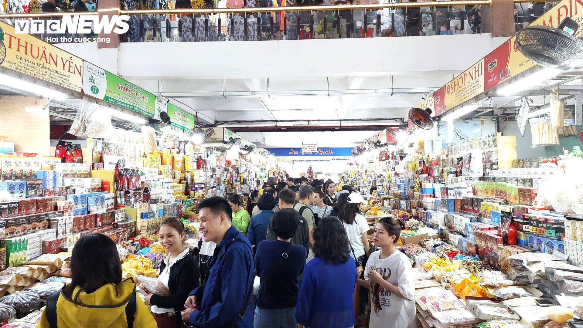 Khách nước ngoài nườm nượp đổ về 'chợ quốc tế' Đà Nẵng ngày cuối năm - 1