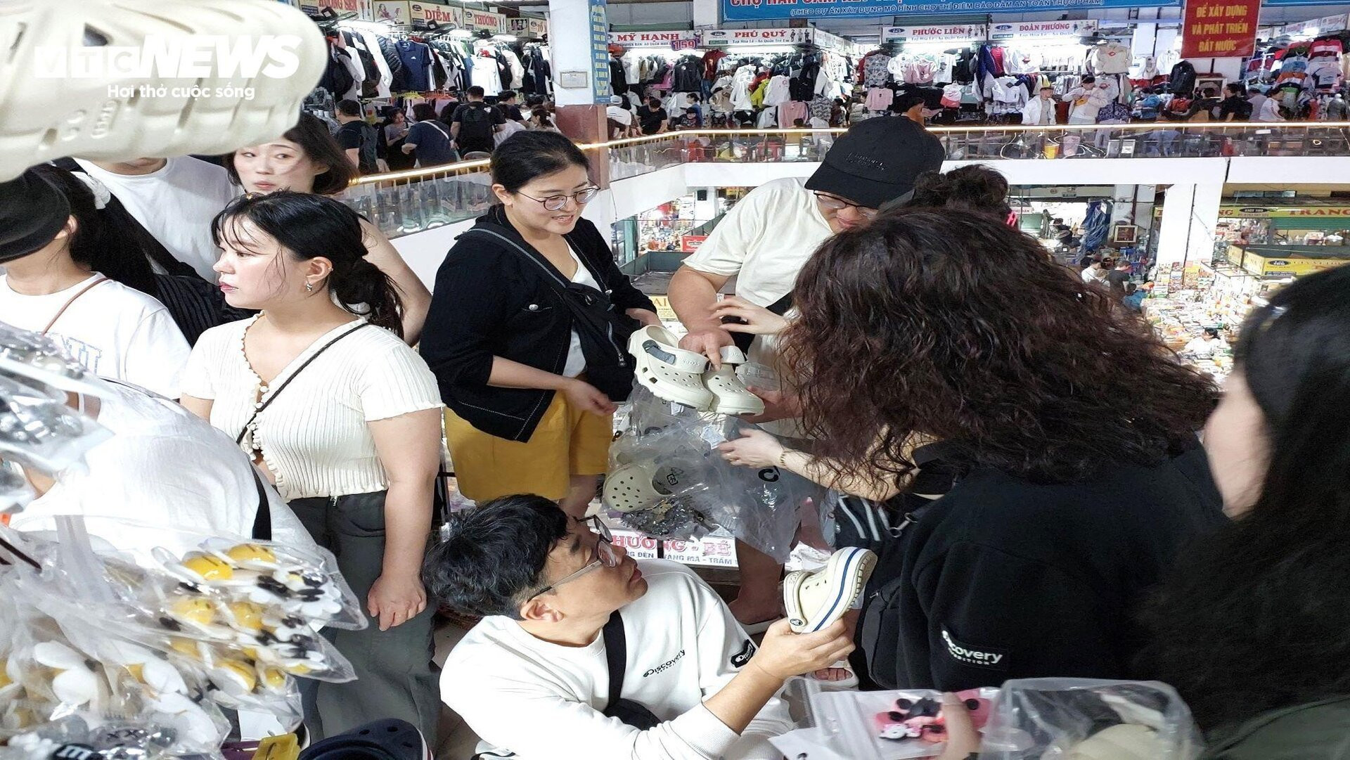 Khách nước ngoài nườm nượp đổ về 'chợ quốc tế' Đà Nẵng ngày cuối năm - 5