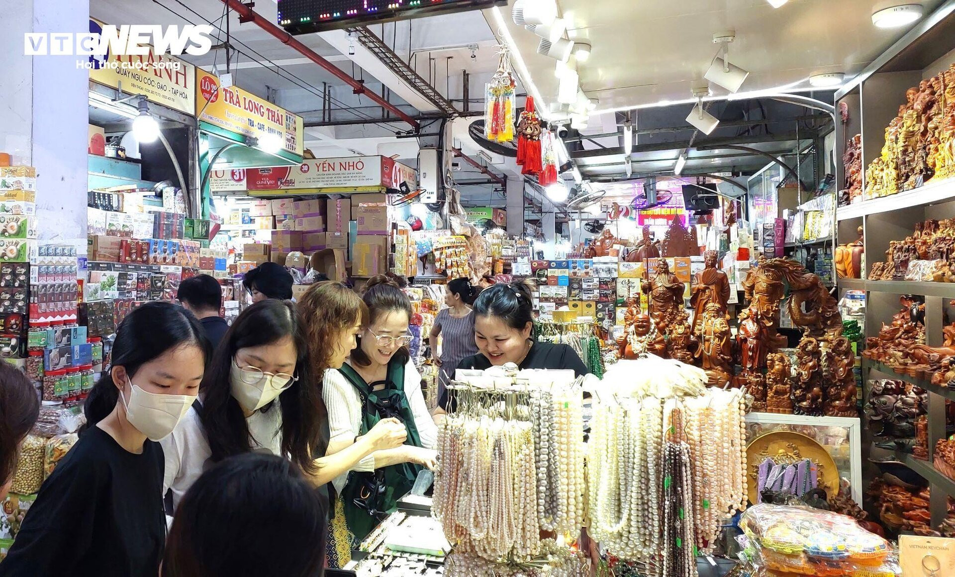 Khách nước ngoài nườm nượp đổ về 'chợ quốc tế' Đà Nẵng ngày cuối năm - 9