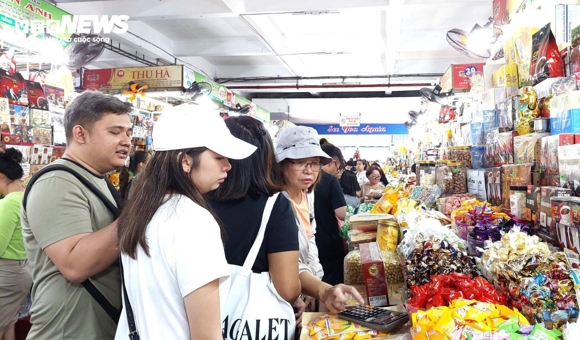 Khách nước ngoài nườm nượp đổ về 'chợ quốc tế' Đà Nẵng ngày cuối năm - 6