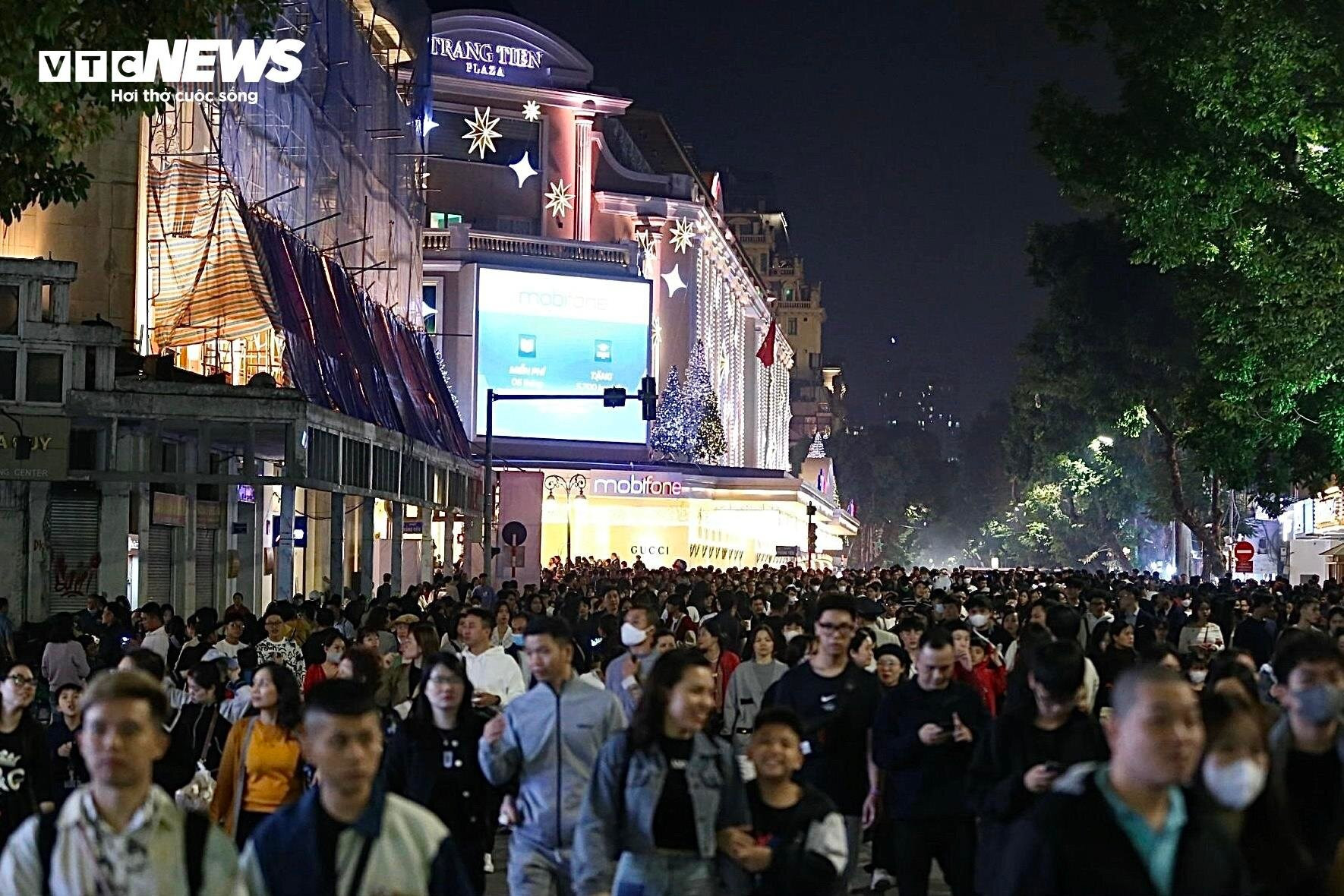 Phố đi bộ Hà Nội quá tải đêm Countdown, nhiều người kiệt sức ngồi la liệt vỉa hè - 5