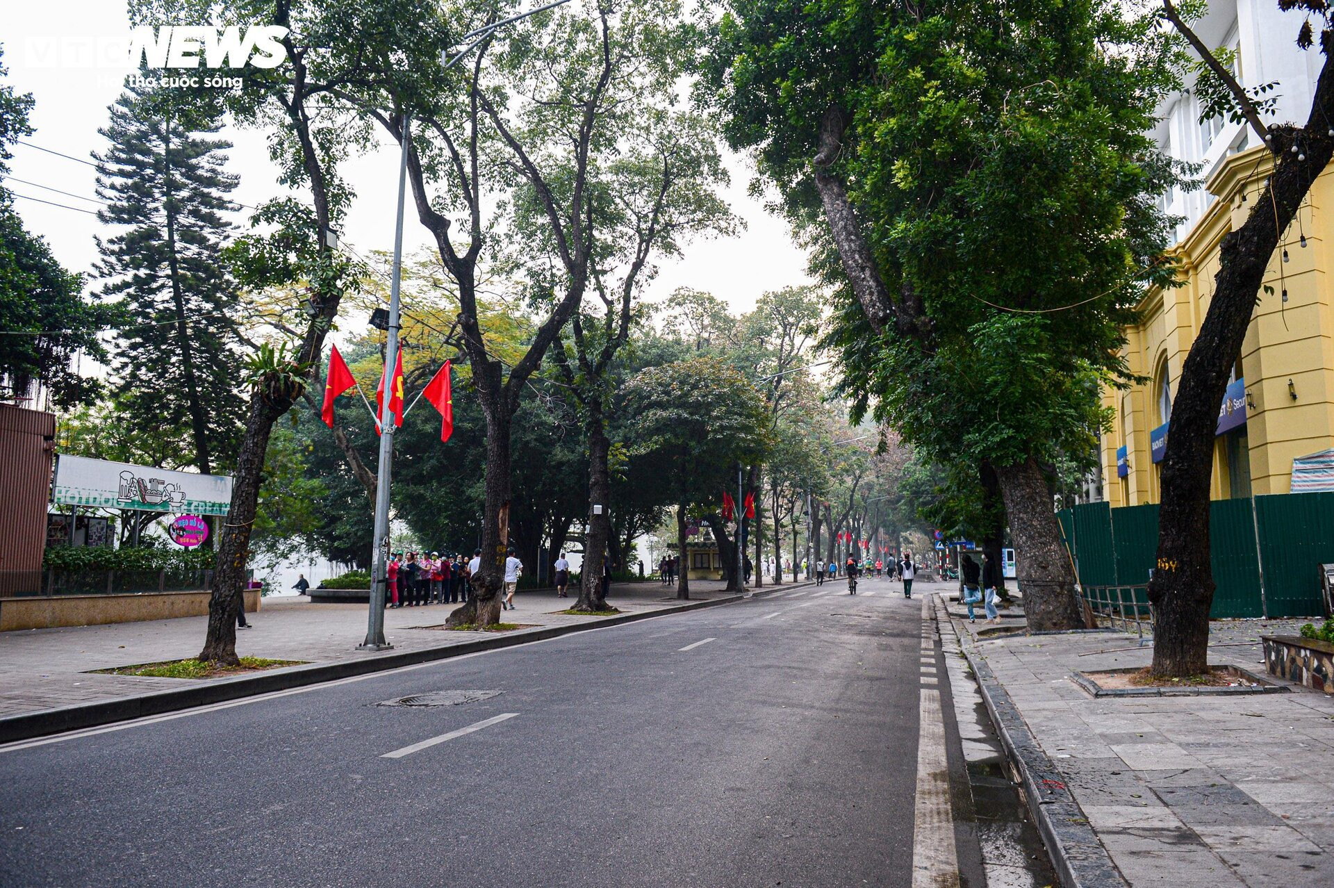 Đường phố Hà Nội vắng vẻ, thanh bình ngày đầu năm mới 2024 - 13