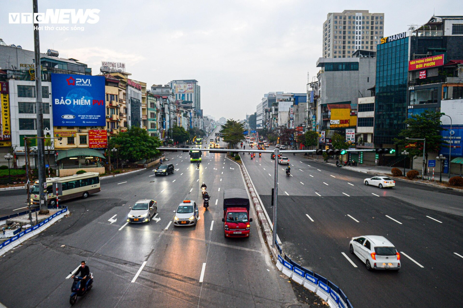 Đường phố Hà Nội vắng vẻ, thanh bình ngày đầu năm mới 2024 - 3