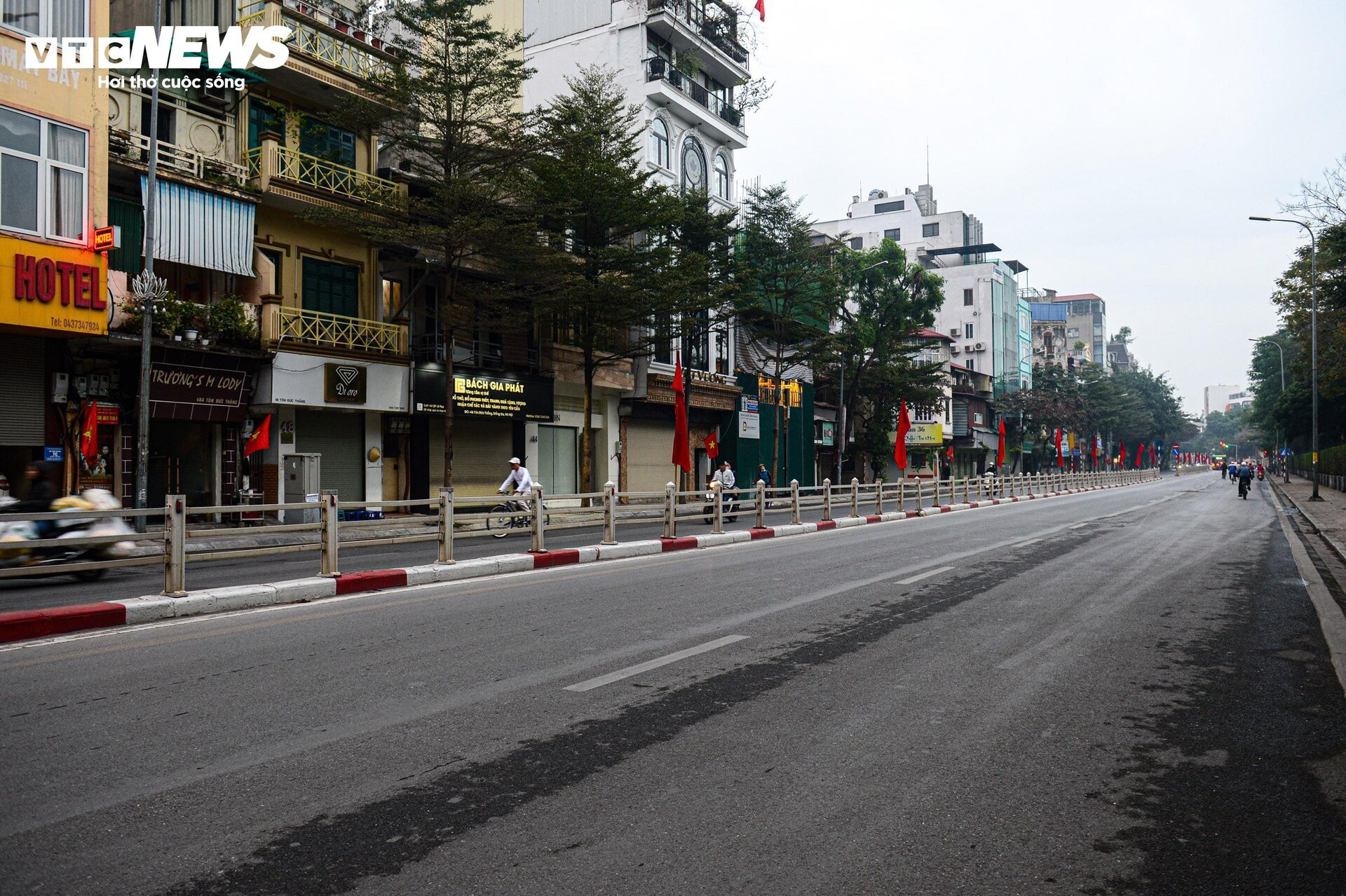 Đường phố Hà Nội vắng vẻ, thanh bình ngày đầu năm mới 2024 - 6