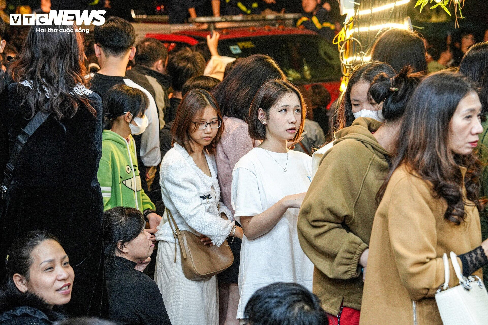 Phố đi bộ Hà Nội quá tải đêm Countdown, nhiều người kiệt sức ngồi la liệt vỉa hè - 9