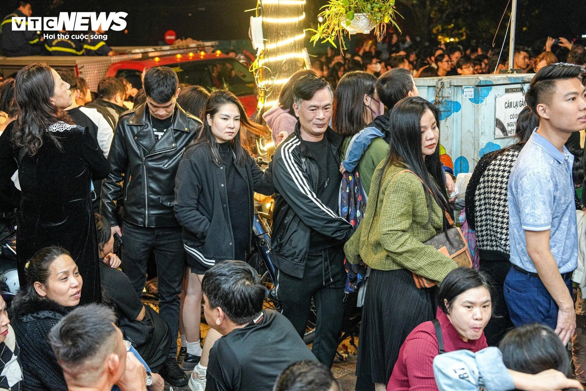 Phố đi bộ Hà Nội quá tải đêm Countdown, nhiều người kiệt sức ngồi la liệt vỉa hè - 10
