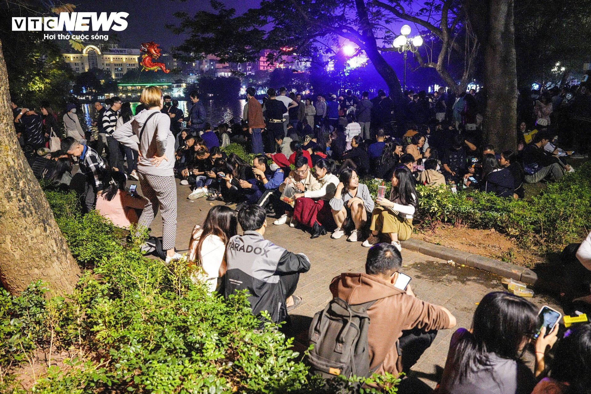 Phố đi bộ Hà Nội quá tải đêm Countdown, nhiều người kiệt sức ngồi la liệt vỉa hè - 6