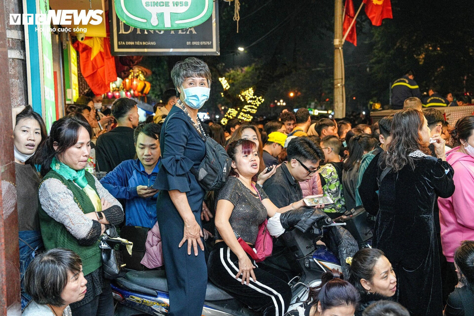 Phố đi bộ Hà Nội quá tải đêm Countdown, nhiều người kiệt sức ngồi la liệt vỉa hè - 11