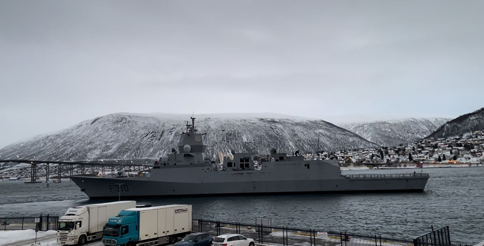 Một tàu khu trục của hải quân Na Uy được triển khai đến cảng Tromso, tiếp giáp với cửa ngõ dẫn vào Bắc Cực. (Ảnh: CNN)