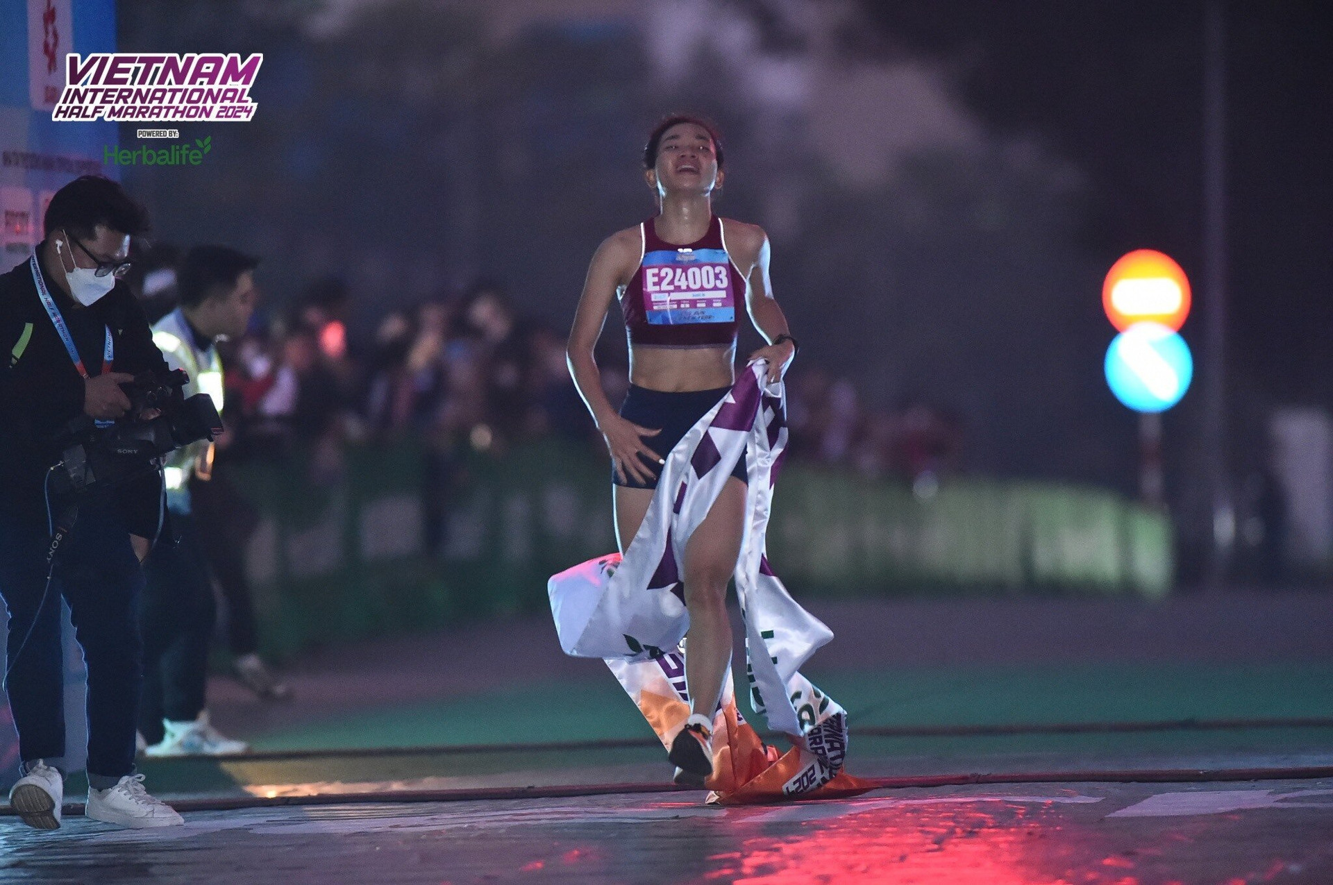 Nguyễn Thị Oanh phá kỷ lục quốc gia tại giải bán Marathon quốc tế 2024.