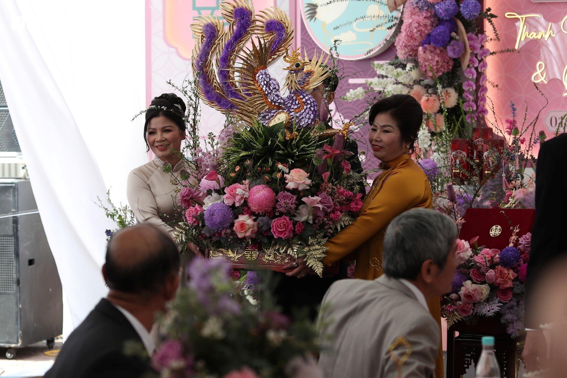 Rạp ăn hỏi của nhà gái được dựng ở một trường tiểu học gần nhà Thanh Huyền. Mẹ Quang Hải trao tráp long phụng dát vàng đính 700 viên đá cho gia đình nhà gái. (Ảnh: Quang Thanh)