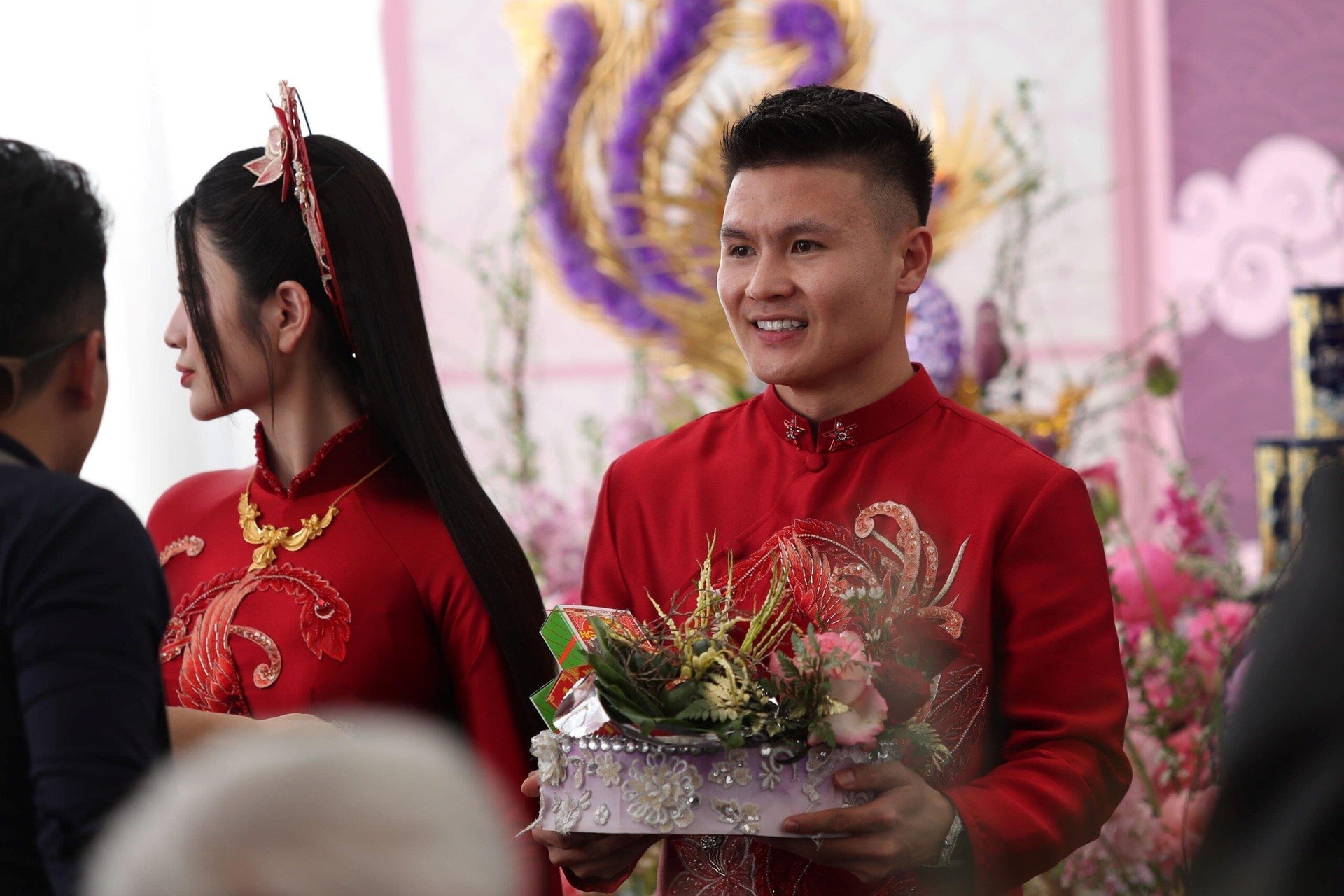 Quang Hải bê tráp trầu cau vào nhà cô dâu làm lễ gia tiên. (Ảnh: Quang Thanh)