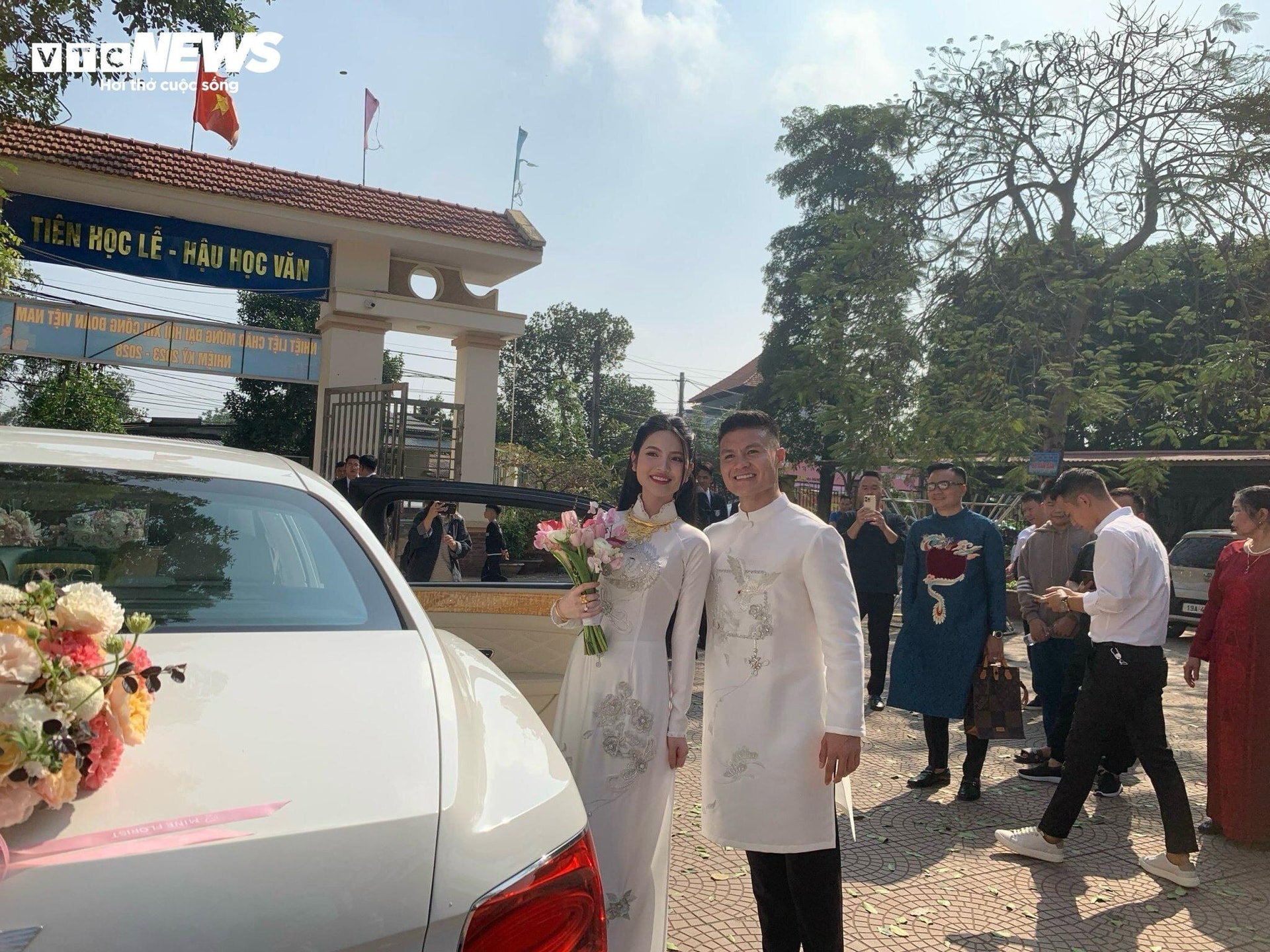 Cặp đôi rạng ngời trong ngày quan trọng, đánh dấu mốc nên duyên vợ chồng. (Ảnh: Hương Mơ)