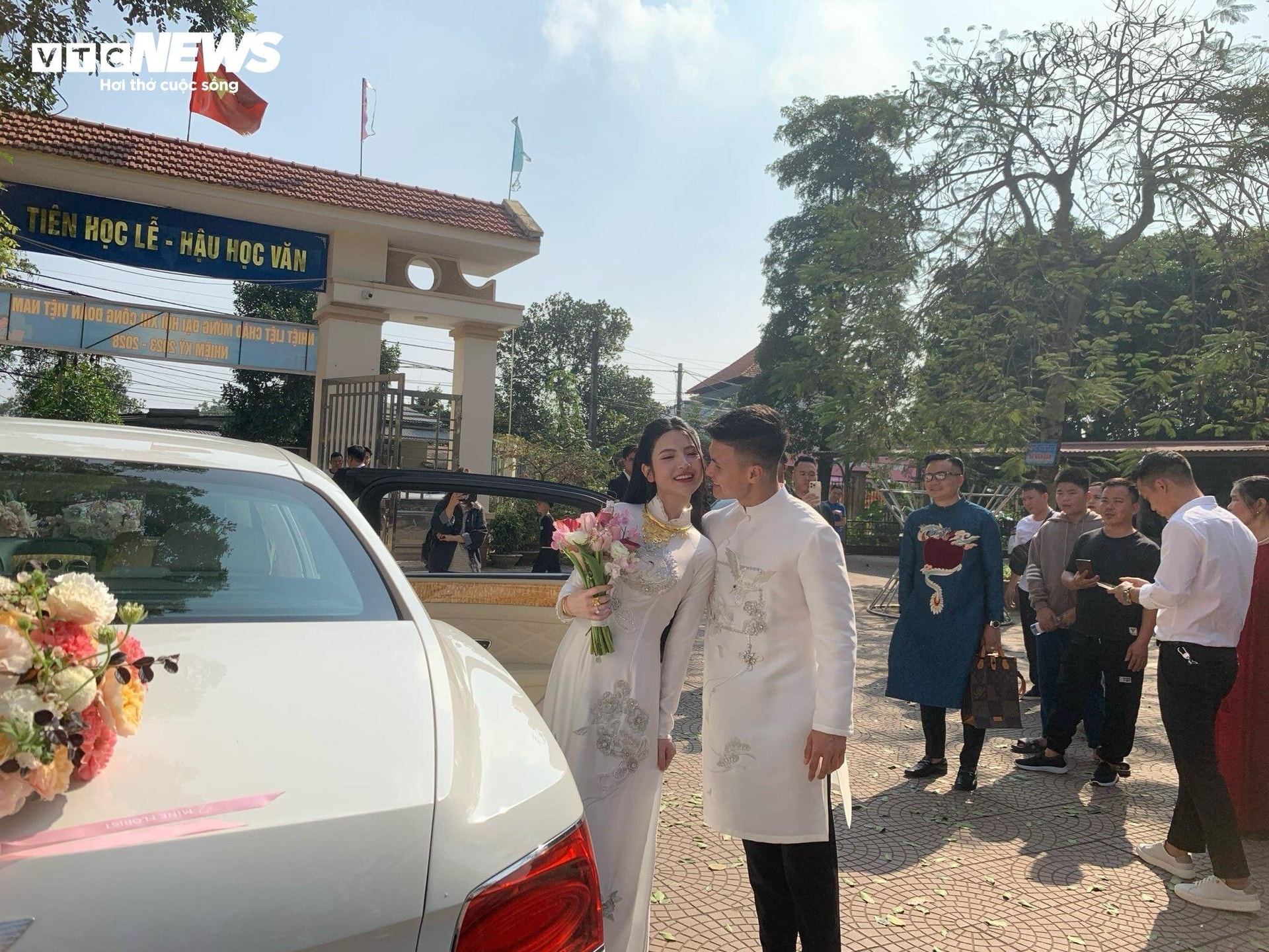 Cặp đôi không ngần ngại thể hiện tình cảm trước khi lên xe. (Ảnh: Hương Mơ)