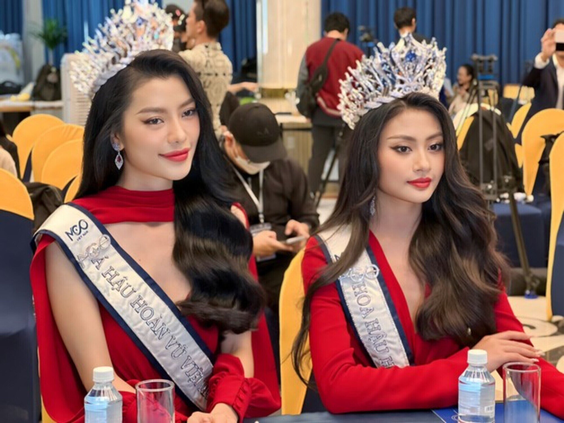 Hoa hậu Xuân Hạnh (phải) và Á hậu Hoàng Thị Nhung tại họp báo sau đăng quang.