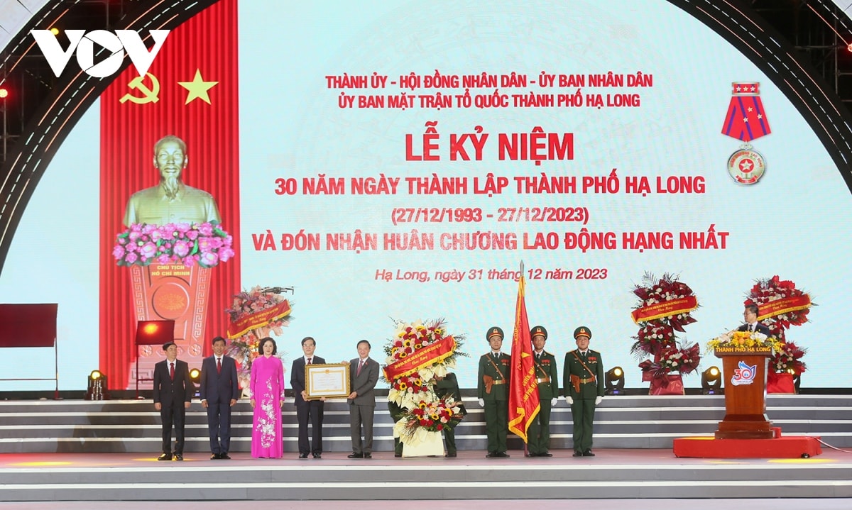 hang nghin nguoi han hoan don nam moi va ky niem 30 nam thanh lap tp ha long hinh anh 3