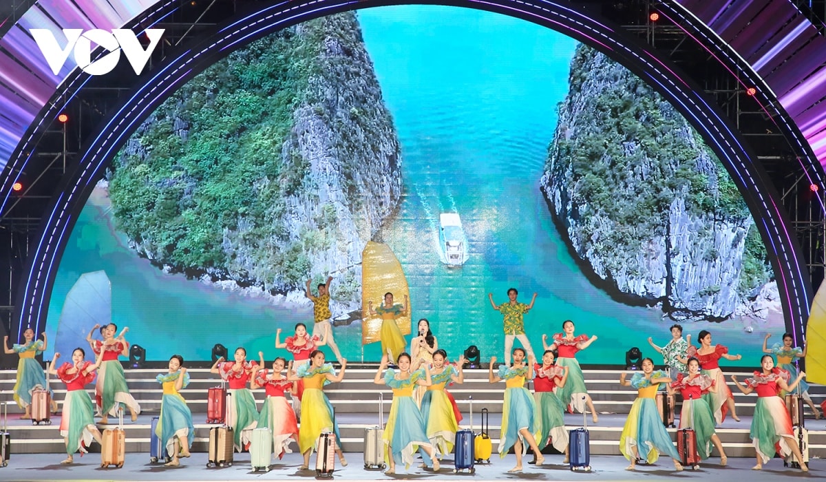 hang nghin nguoi han hoan don nam moi va ky niem 30 nam thanh lap tp ha long hinh anh 7