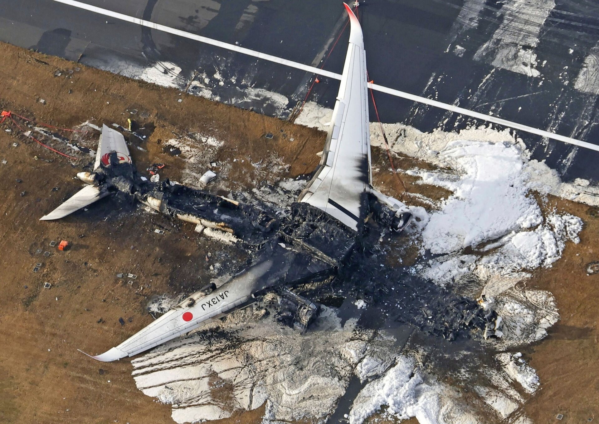 Máy bay chở khách Nhật Bản cháy trơ khung, hai cánh biến dạng - 4