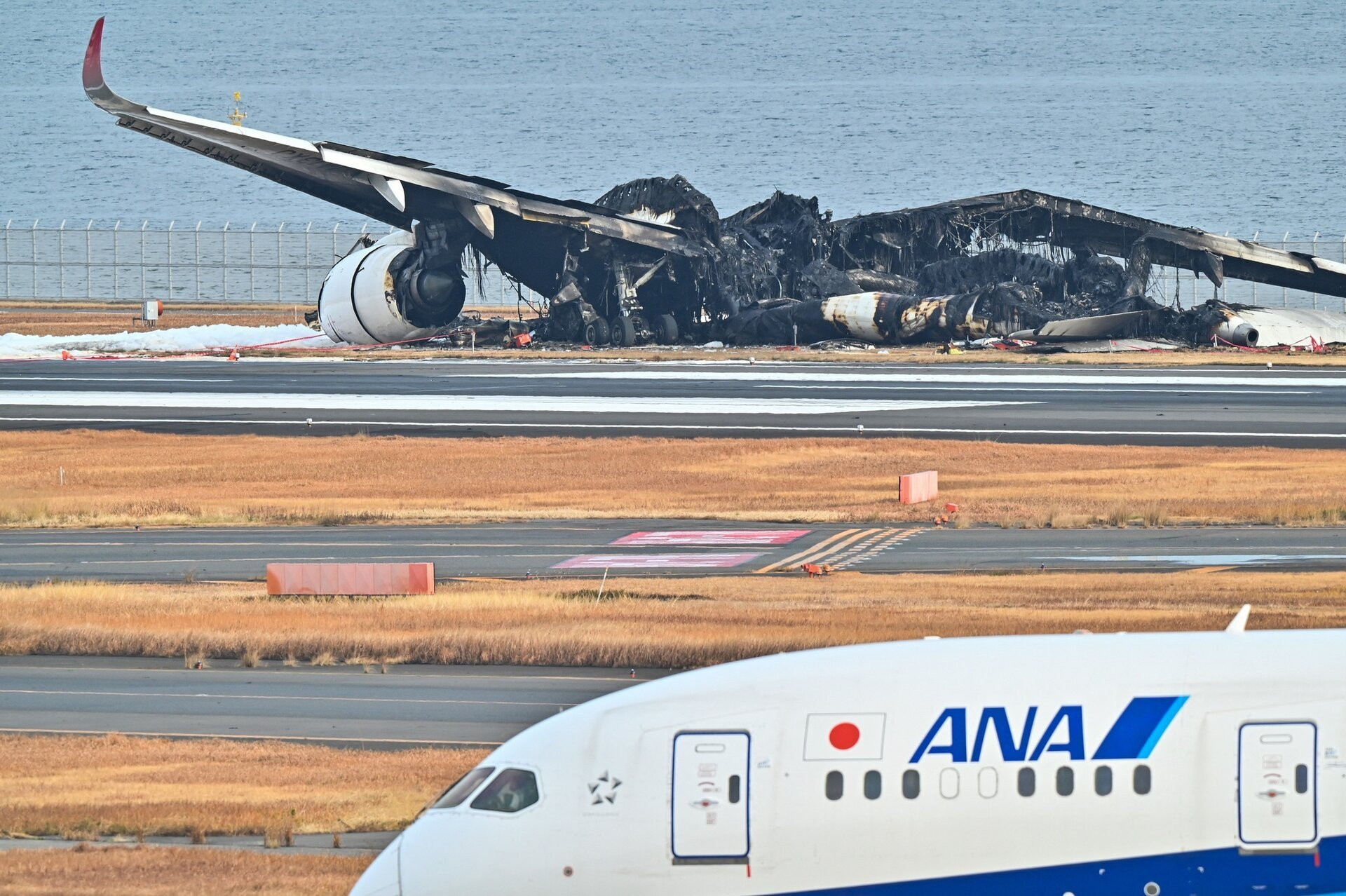Máy bay chở khách Nhật Bản cháy trơ khung, hai cánh biến dạng - 6