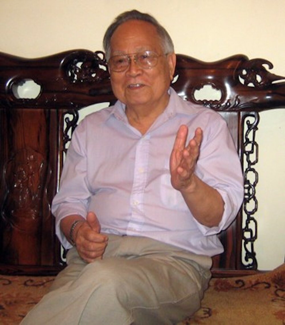 Nhà văn, Thiếu tướng Hồ Phương có sức viết dồi dào.