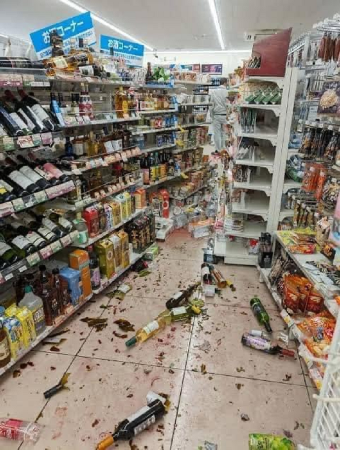 Cảnh đổ vỡ bên trong một siêu thị ở Ishikawa. Chị Thảo cho biết các siêu thị hiện tại hầu như không còn gì để mua nhưng không xảy ra tình trạng hỗn loạn, tranh giành nhu yếu phẩm. Mọi người sẵn sàng chia sẻ, hỗ trợ nhau những gì có được. (Ảnh: Nhân vật cung cấp)