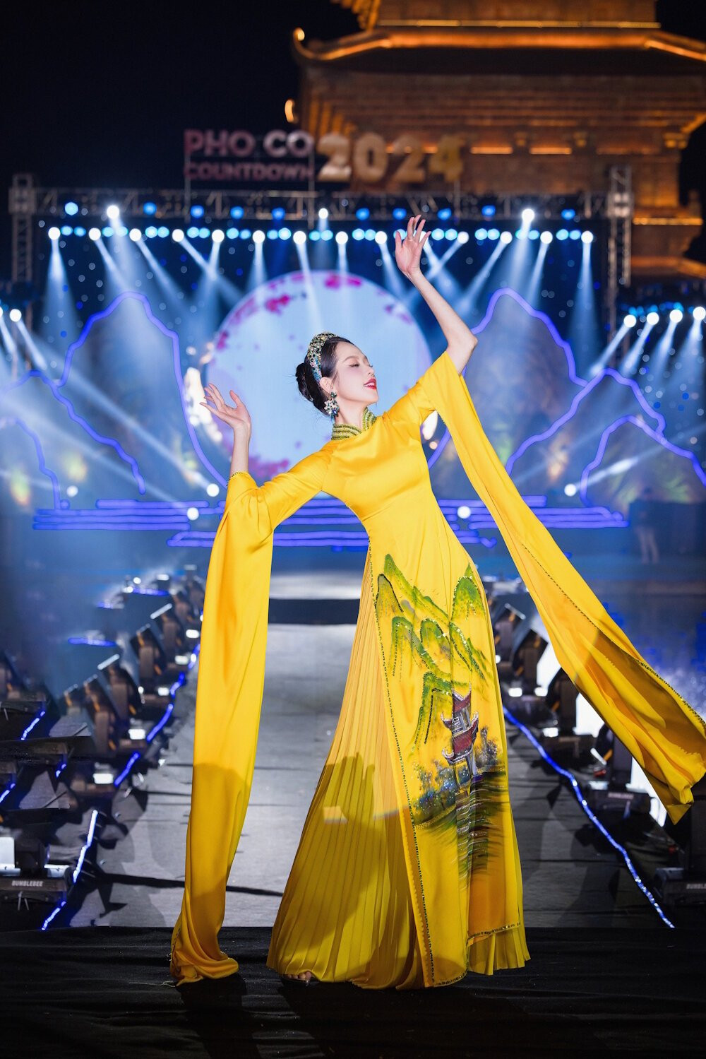 Hoa hậu Thanh Thủy xuất hiện rạng ngời trong bộ áo dài tái hiện hình ảnh non nước Tràng An có sắc vàng là chủ đạo.