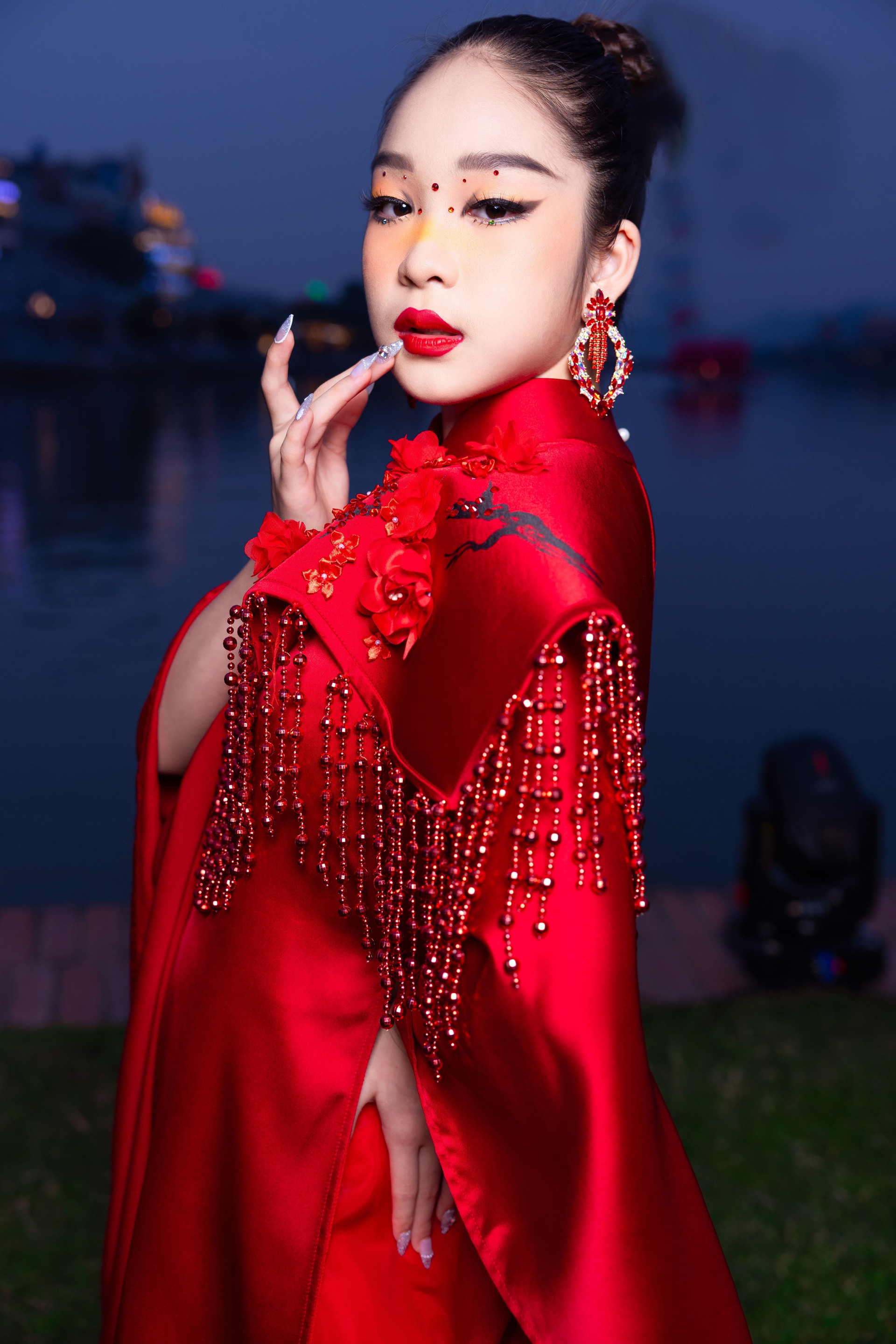 Năm 2019, Đào Nguyễn Hồng Lam đã trở thành nhan sắc nhí đầu tiên của Việt Nam nhận được gói học bổng 100% của Học viện đào tạo huấn luyện Hoa hậu từ “đất nước Hoa hậu” Venezuela.
