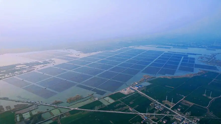Nhà máy quang điện nổi Phụ Dương được xây dựng trên một khu vực khai thác than cũ ngập nước thành phố Phụ Dương (tỉnh An Huy, phía đông Trung Quốc).