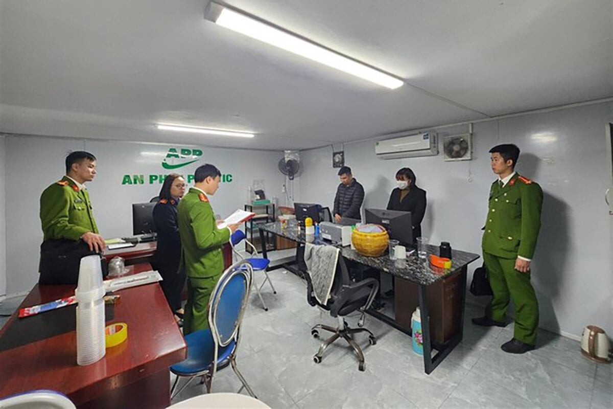 Cơ quan Cảnh sát điều tra Công an thành phố Hải Dương đã thi hành lệnh bắt bị can để tạm giam đối với Nguyễn Trung Kiên và Vũ Thị Oanh.