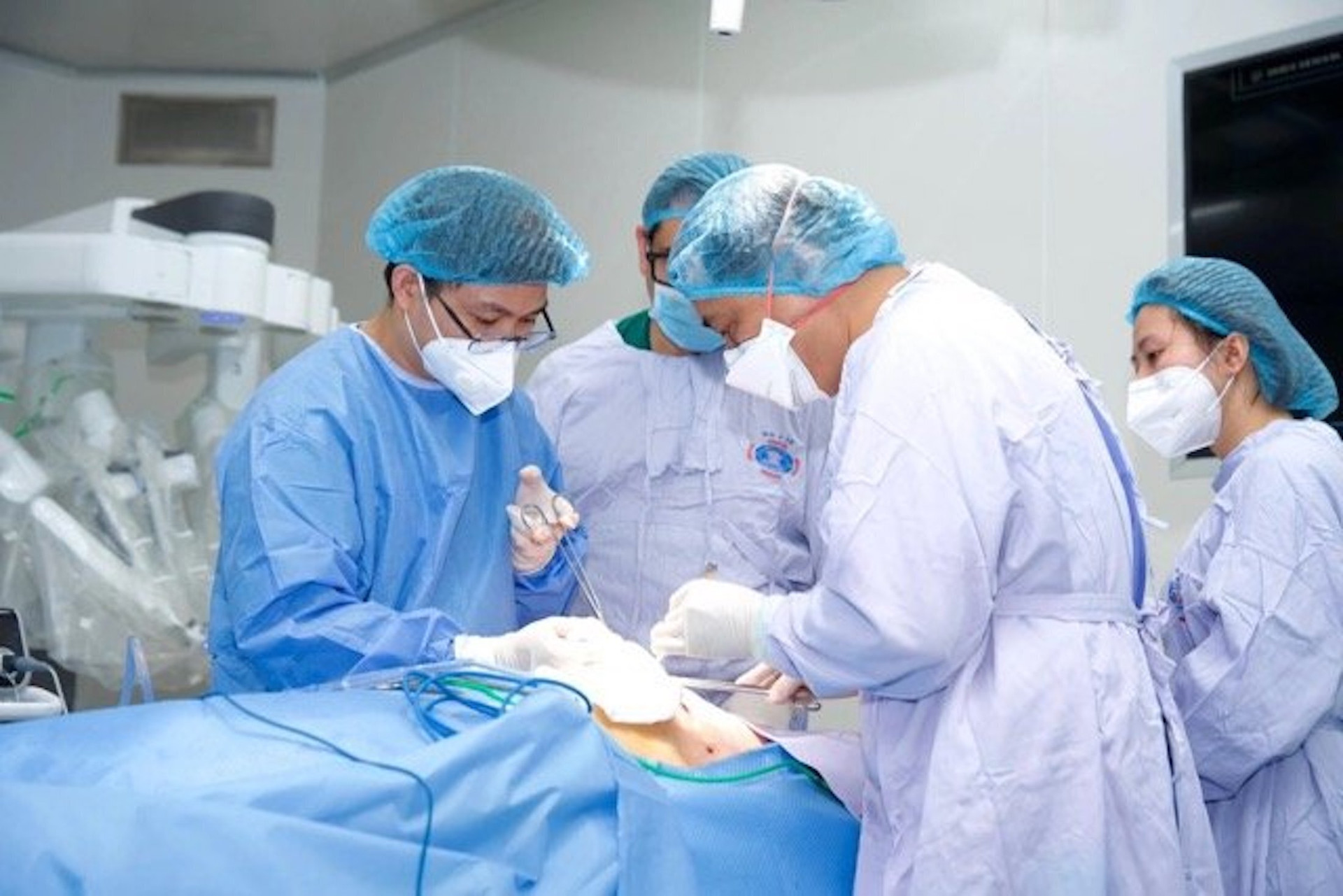 Các chuyên gia phẫu thuật cho một bệnh nhân ung thư bằng robot ngày 5/1 tại Bệnh viện K. (Ảnh: BVCC)