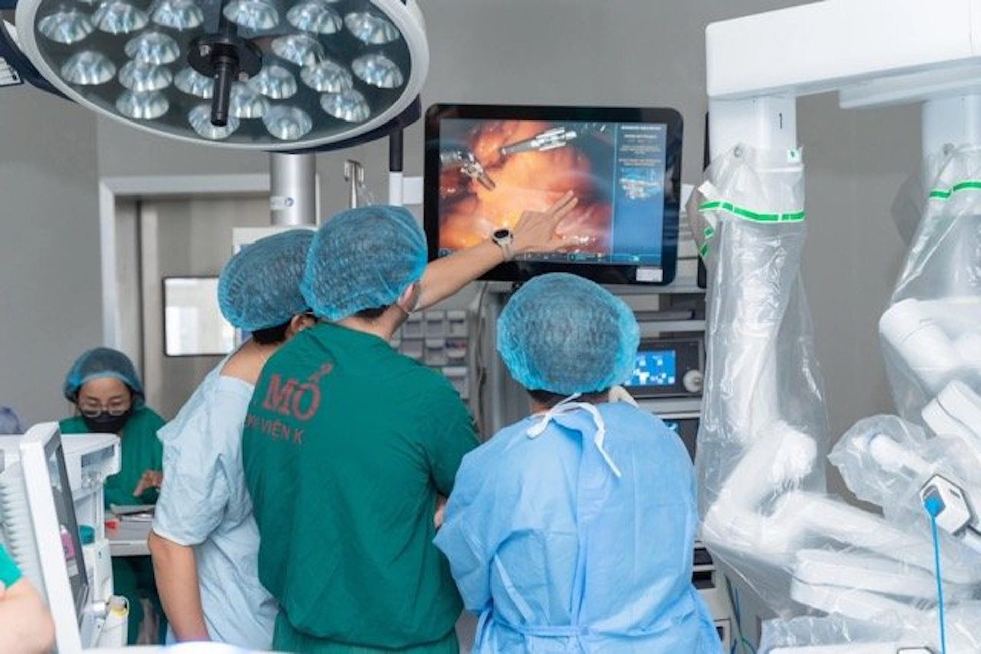 Phẫu thuật nội soi robot cho các trường hợp bị ung thư dạ dày giúp rút ngắn thời gian phục hồi. (Ảnh: BVCC)