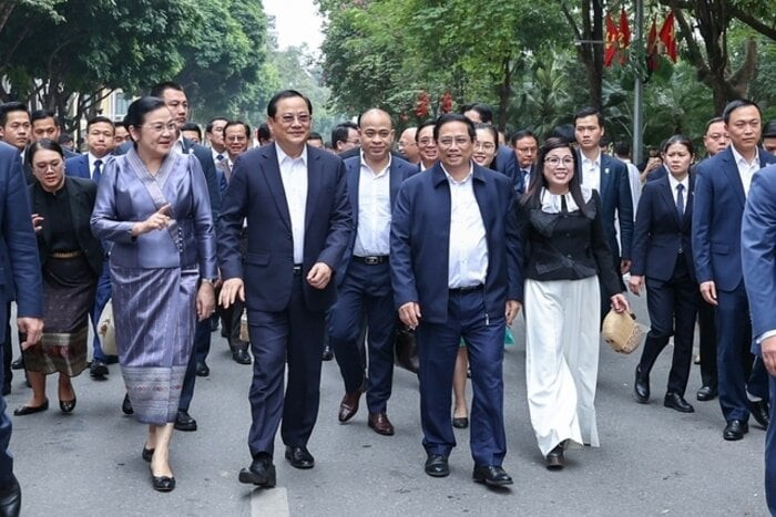 Thủ tướng Chính phủ Phạm Minh Chính và Phu nhân, cùng Thủ tướng Sonexay Siphandone và Phu nhân đã thăm đền Ngọc Sơn, dạo ngắm hồ Hoàn Kiếm. (Ảnh: Nhật Bắc)