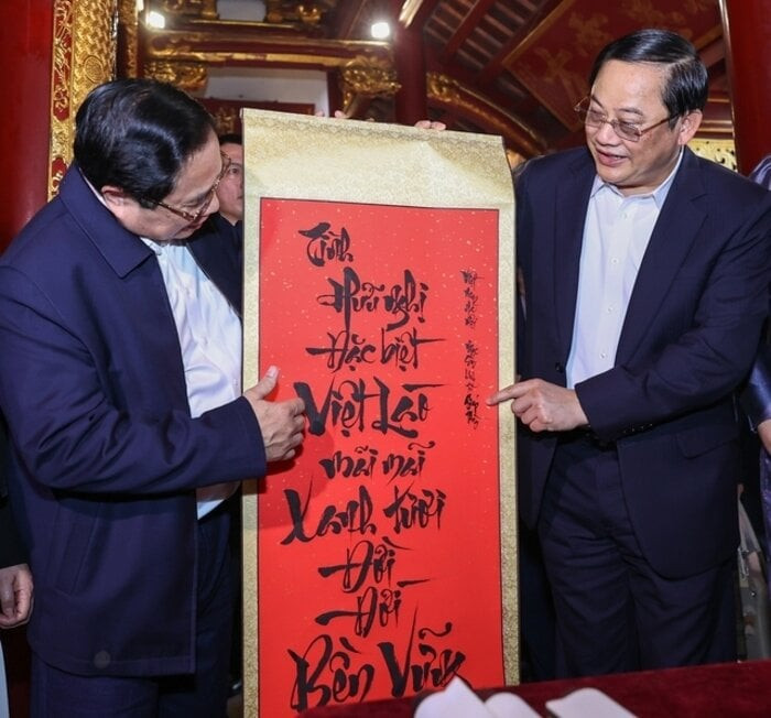 Thủ tướng Phạm Minh Chính tặng Thủ tướng Sonexay Siphandone bức thư pháp về tình hữu nghị đặc biệt Việt-Lào. (Ảnh: Nhật Bắc)