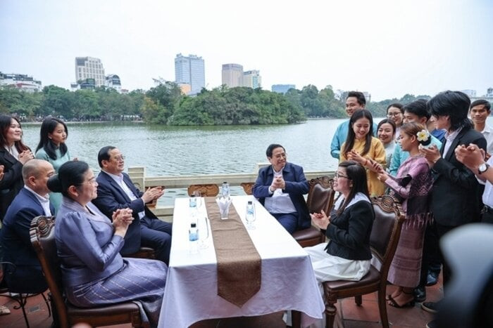 Thủ tướng Phạm Minh Chính, Thủ tướng Lào cùng đền Ngọc Sơn, hồ Hoàn Kiếm - 10