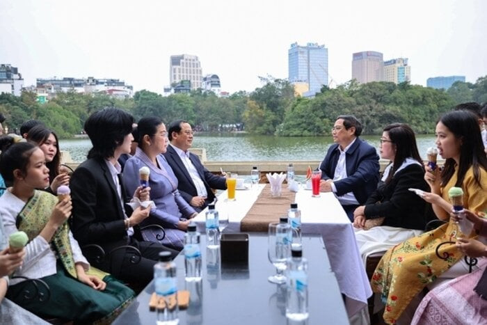 Thủ tướng Phạm Minh Chính, Thủ tướng Lào cùng đền Ngọc Sơn, hồ Hoàn Kiếm - 9