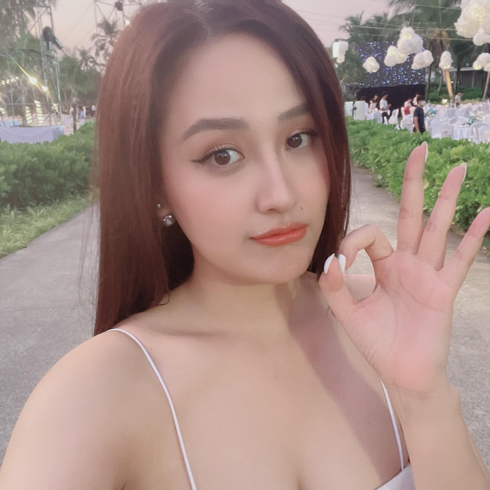 Sao Việt 8/1: Mai Phương Thuý bắt được hoa cưới, Bảo Thanh khoe ảnh lúc 20 tuổi - 1