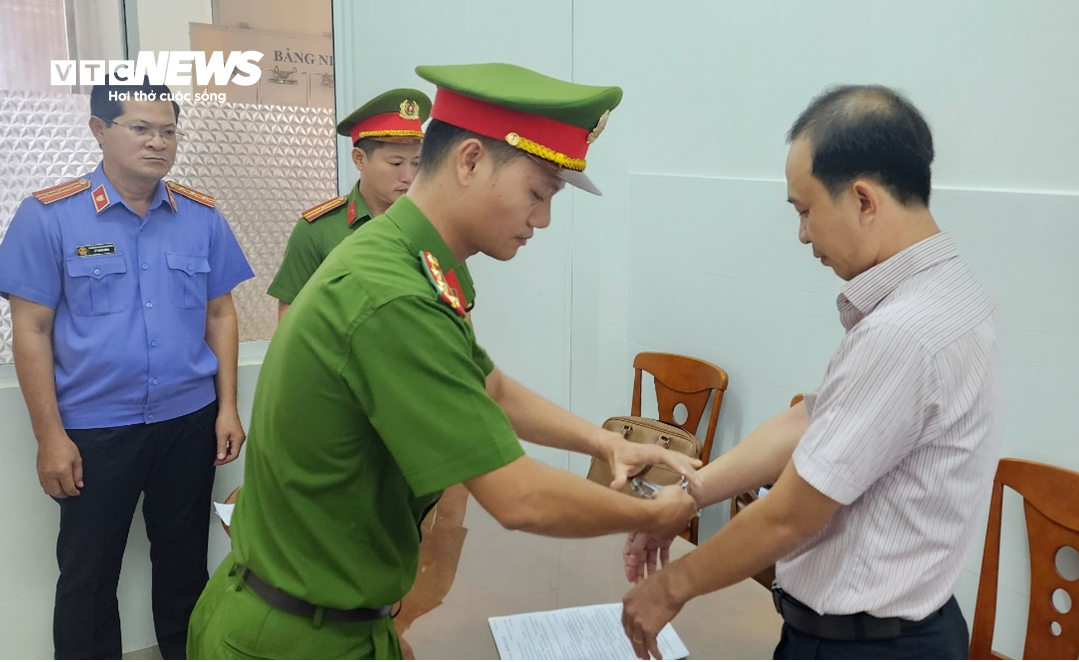 Công an thực hiện lệnh bắt tạm giam Hà Việt Hùng.
