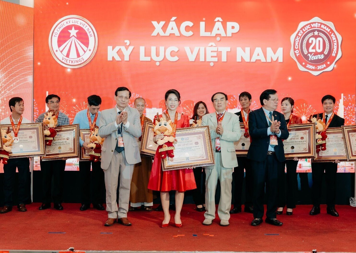 Bà Lại Thị Mai, Giám đốc Licensing thuộc Sconnect Việt Nam (áo đỏ) đại diện nhận hai Kỷ lục Việt Nam trong lĩnh vực hoạt hình.