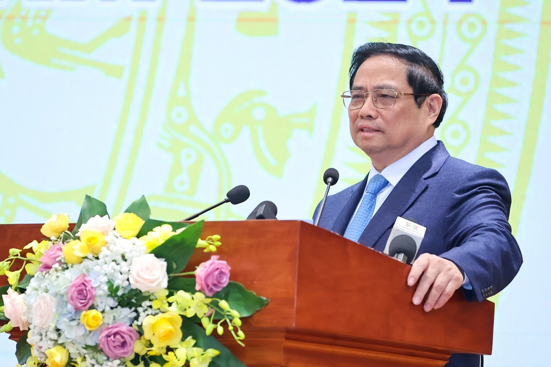 Thủ tướng Phạm Minh Chính phát biểu chỉ đạo ngành ngân hàng tại hội nghị sáng 8/1. (Ảnh: VGP/Nhật Bắc)