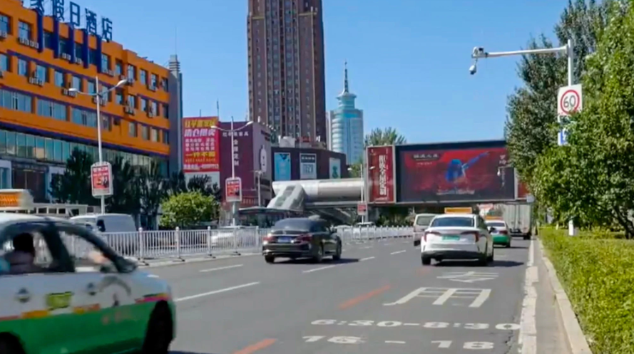 Tấm bảng quảng cáo được gia đình cựu Thị trưởng thành phố Cát Lâm Trương Hiểu Bái dùng để che đậy các khoản hối lộ. (Ảnh: CCTV)