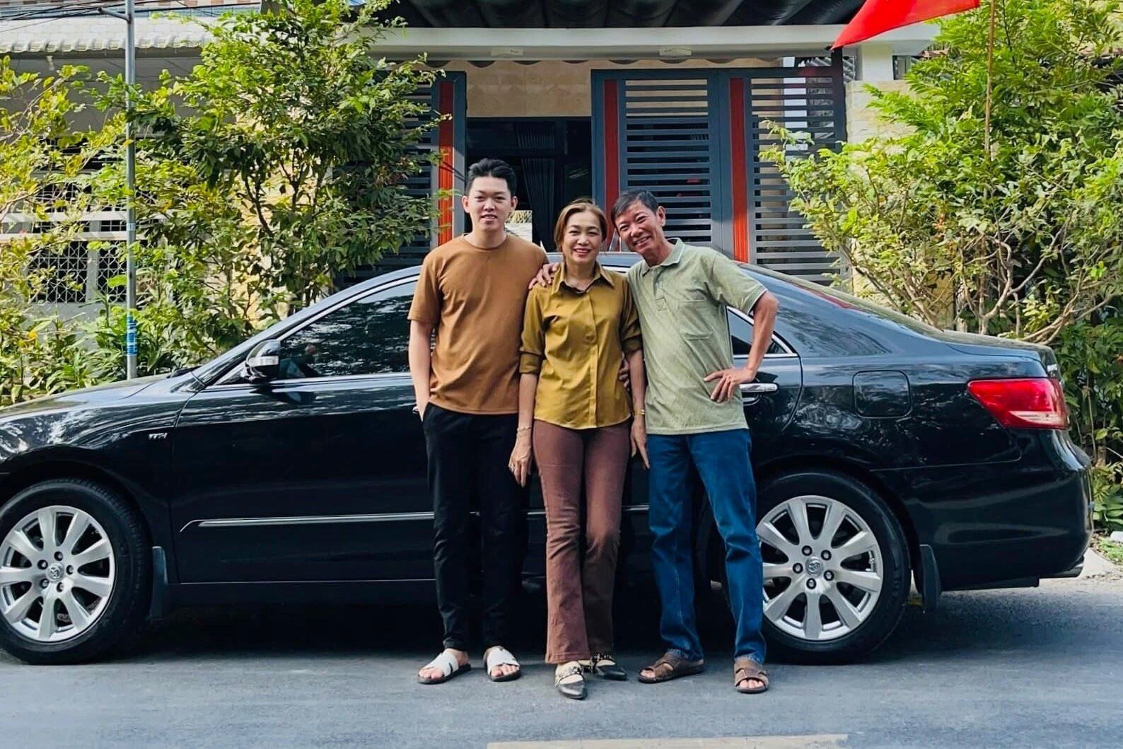 Bố mẹ Huỳnh Như bên chiếc xe con gái mua tặng. Ảnh: Huỳnh Như.